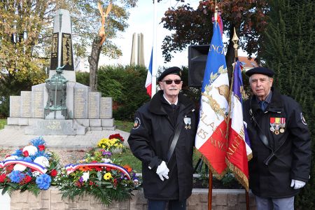 Les porte-drapeaux devant le Monument aux Morts